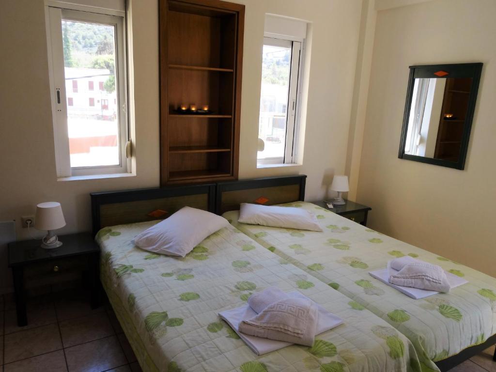 Postel nebo postele na pokoji v ubytování Platanias House on the Beach