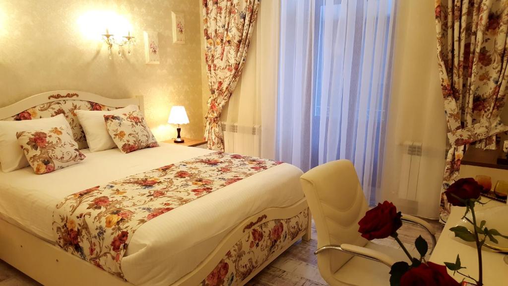 Postel nebo postele na pokoji v ubytování English Home Hotel Tbilisi