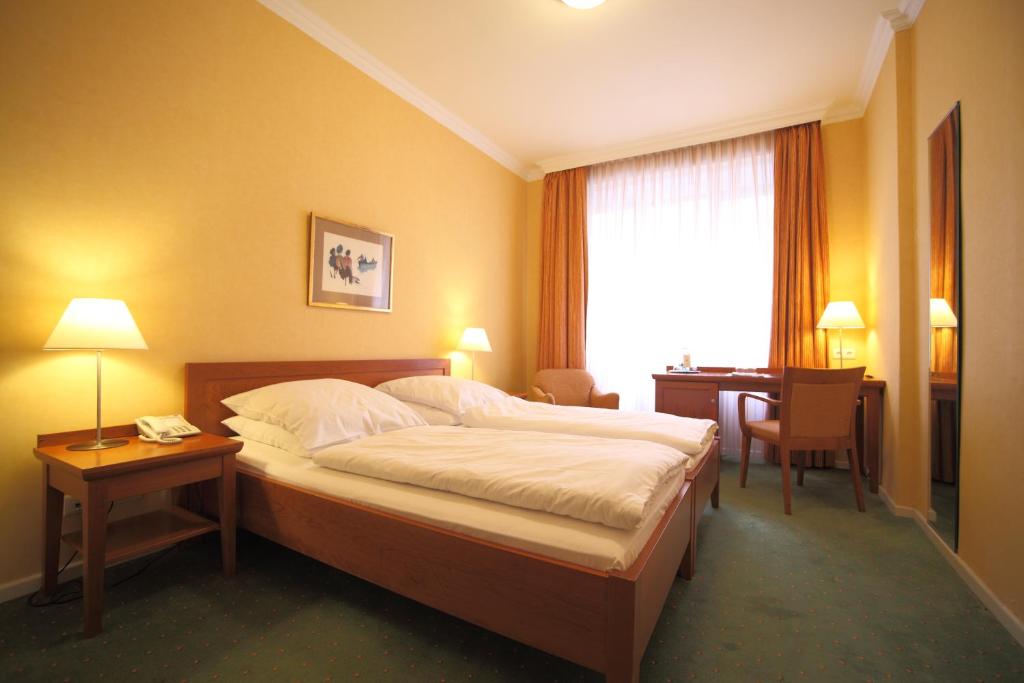 Postel nebo postele na pokoji v ubytování Alster-Hof