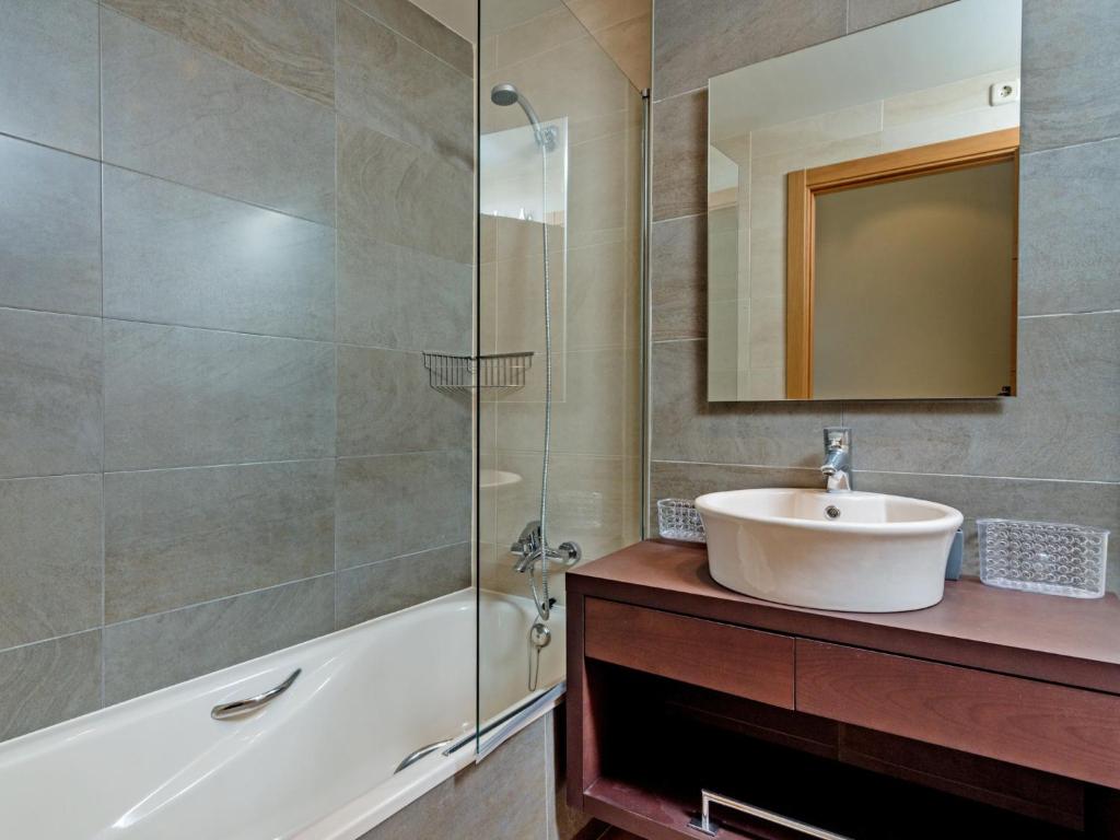 A bathroom at Apartment Golde Gardens by Interhome