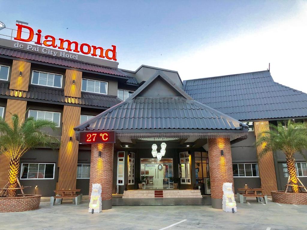 un hotel de Disneyland con un cartel en la parte delantera en Diamond de pai en Pai