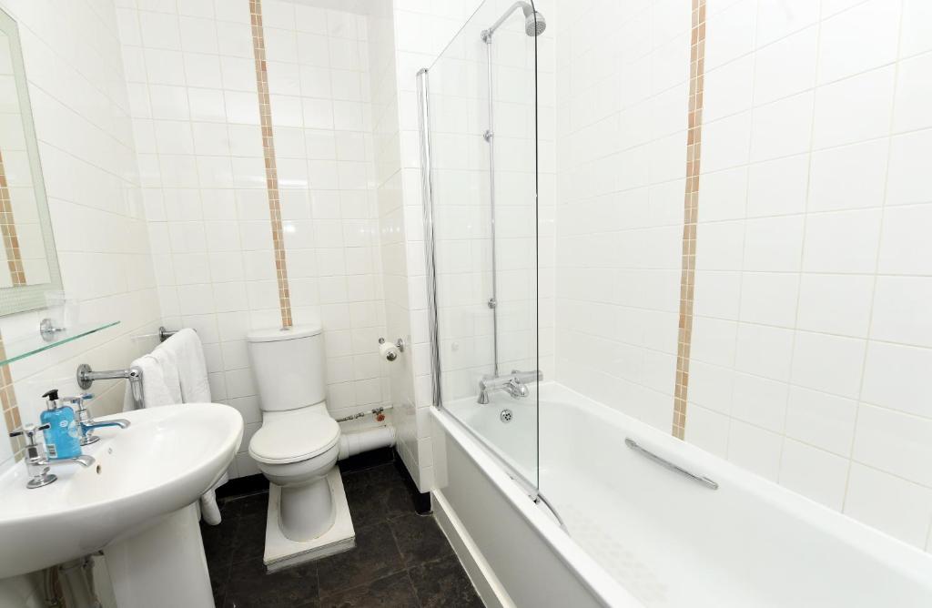 Um banheiro em Green Lodge, Wirral by Marston's Inns