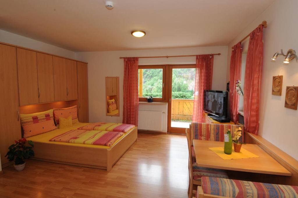 TV a/nebo společenská místnost v ubytování Haus Hofer ***