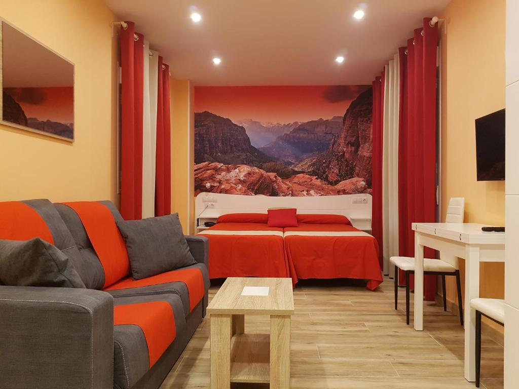 salon z kanapą i łóżkiem w obiekcie Avenida De America Tijcal w Madrycie