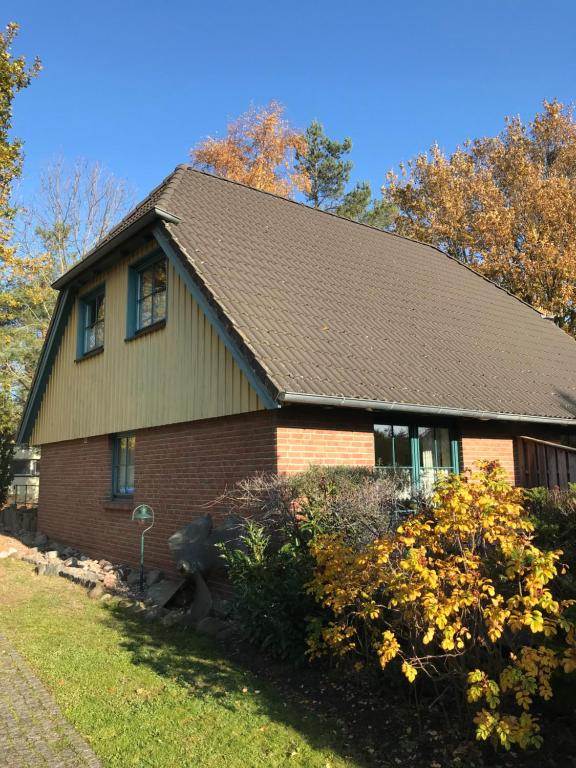 a brown house with a brown roof at "Steuerbord" by Ferienhaus Strandgut in Born