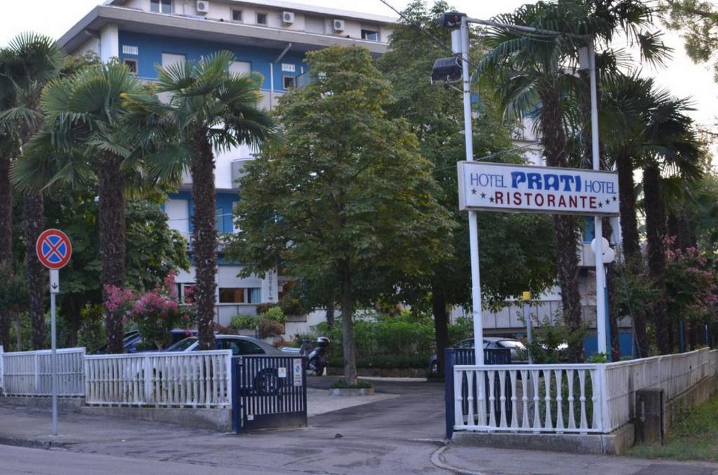 un letrero de la calle frente a un edificio en Hotel Prati, en Castrocaro Terme