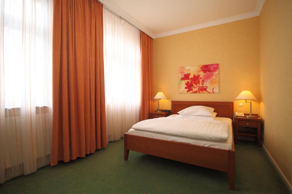 Postel nebo postele na pokoji v ubytování Alster-Hof