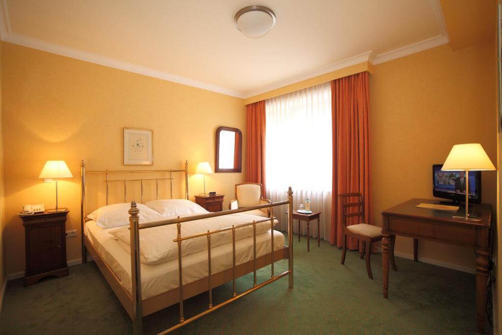 Postel nebo postele na pokoji v ubytování Alster-Hof