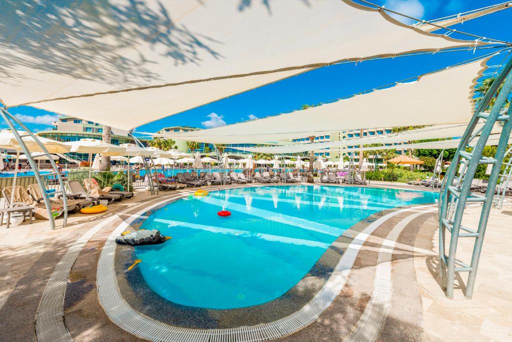 Bazén v ubytování VONRESORT Golden Coast & Aqua - Kids Concept-Ultra All Inclusive nebo v jeho okolí