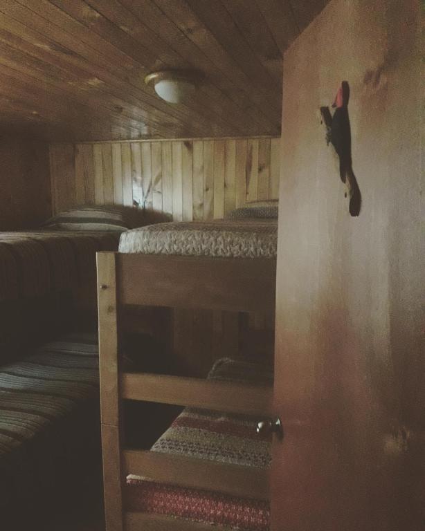 Letto o letti a castello in una camera di Hostal Andalue