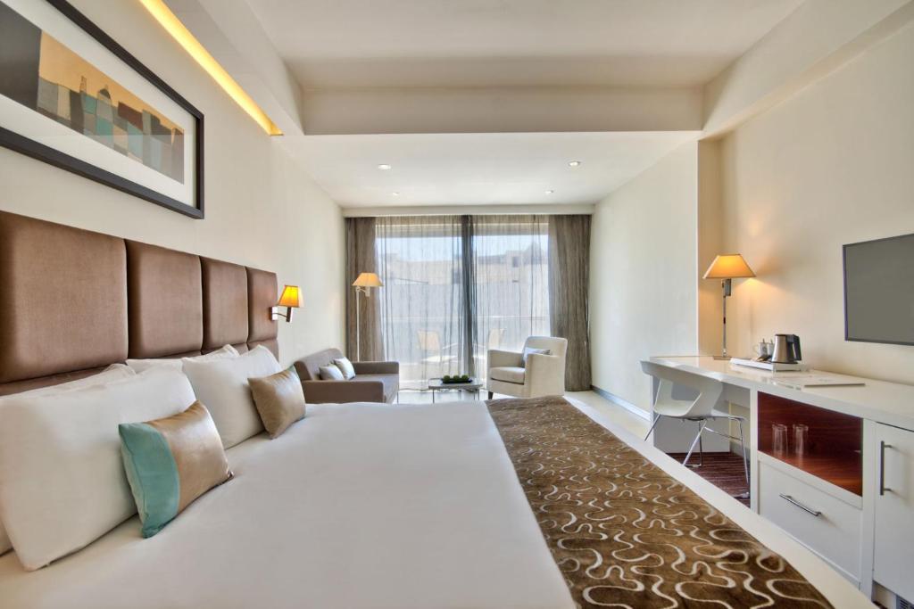 TV a/nebo společenská místnost v ubytování The George, Urban Boutique Hotel