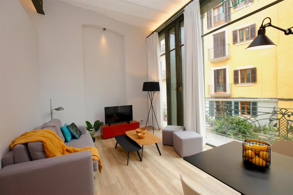 un soggiorno con un divano e un tavolo di L´Aguila Suites - Turismo de Interior a Palma de Mallorca