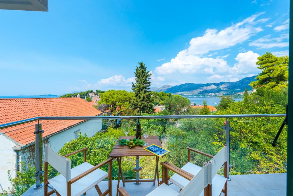 einen Balkon mit einem Tisch und Stühlen sowie Aussicht in der Unterkunft Villa Nespola in Cavtat