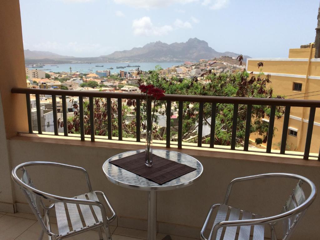 d'une table et de deux chaises sur un balcon avec vue. dans l'établissement Vannilla Residencial, à Mindelo