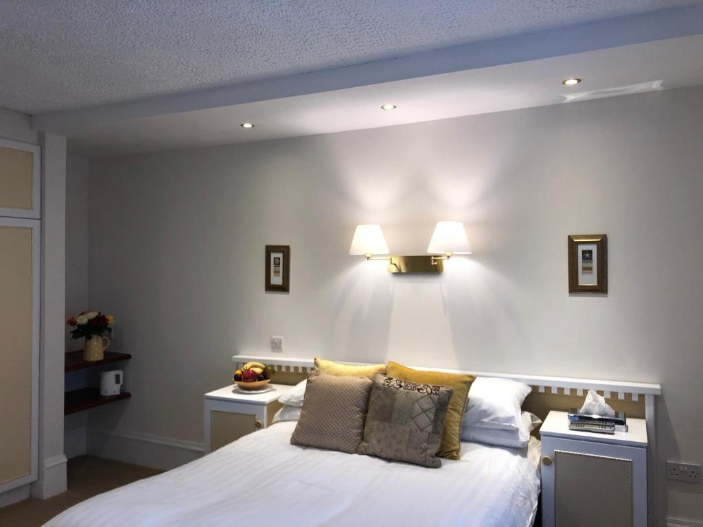 Postel nebo postele na pokoji v ubytování Tully's Hotel