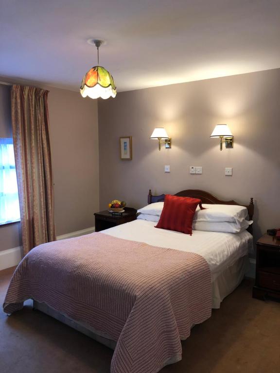 Postel nebo postele na pokoji v ubytování Tully's Hotel