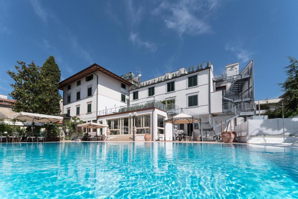 Der Swimmingpool an oder in der Nähe von Hotel President