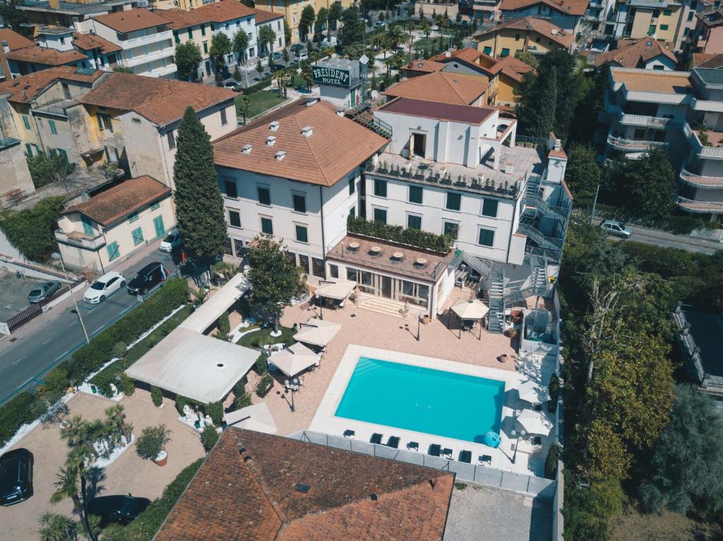 vista aerea di una casa con piscina di Hotel President a Montecatini Terme