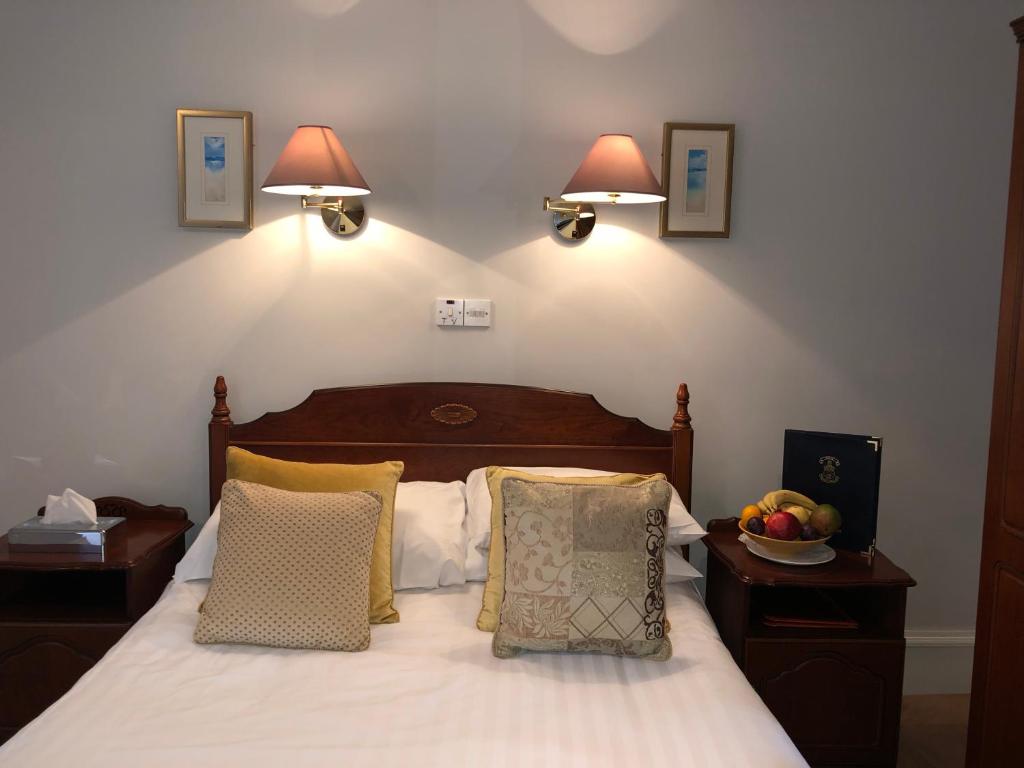 Postel nebo postele na pokoji v ubytování Tully's Hotel