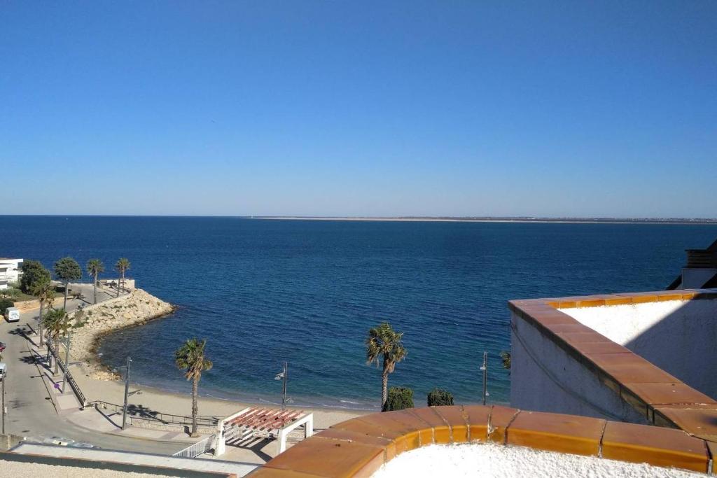 een uitzicht op de oceaan vanuit een gebouw bij Atico Sant Jordi in L'Ampolla