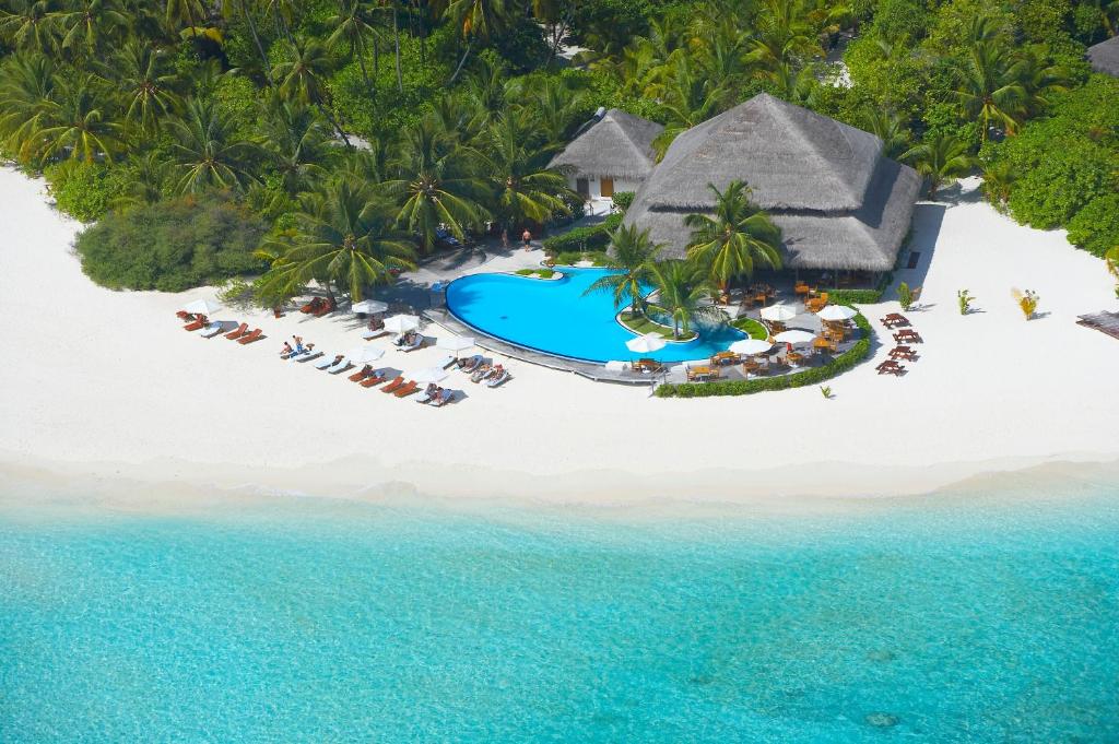 una vista aerea di un resort su una spiaggia di Filitheyo Island Resort a Filitheyo