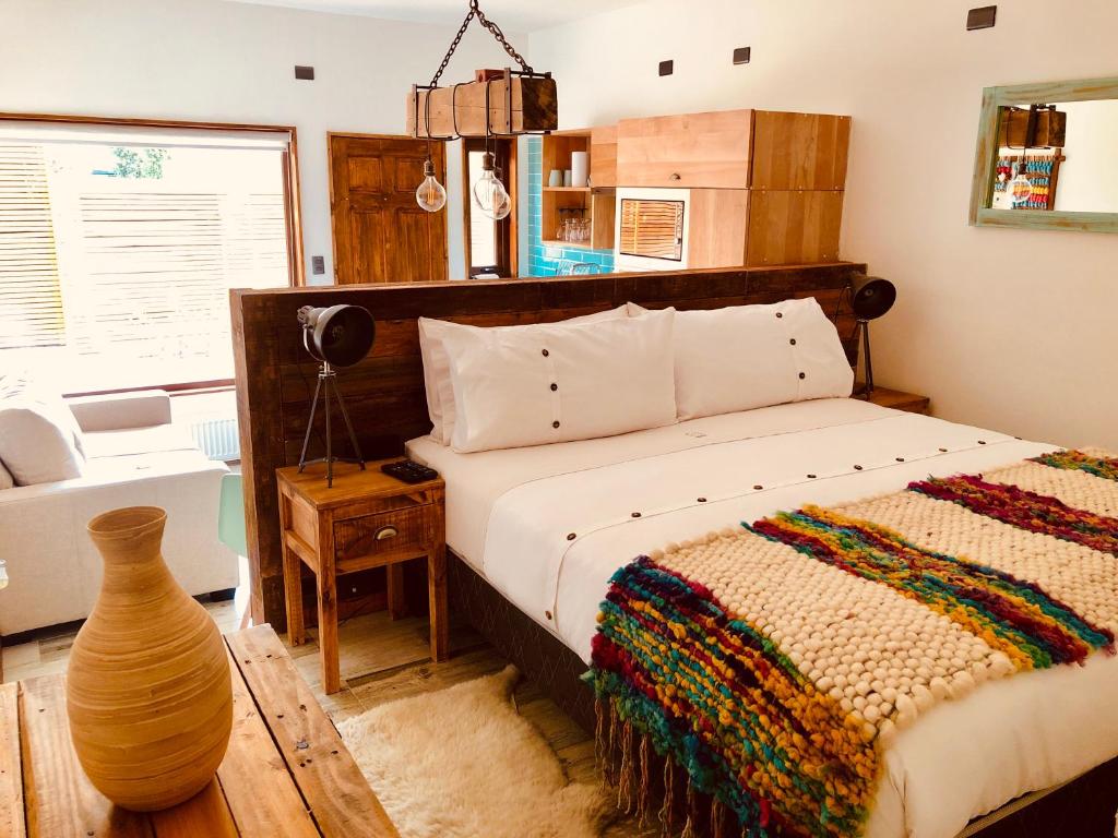 um quarto com uma cama grande e uma cabeceira em madeira em DT Loft em Puerto Natales