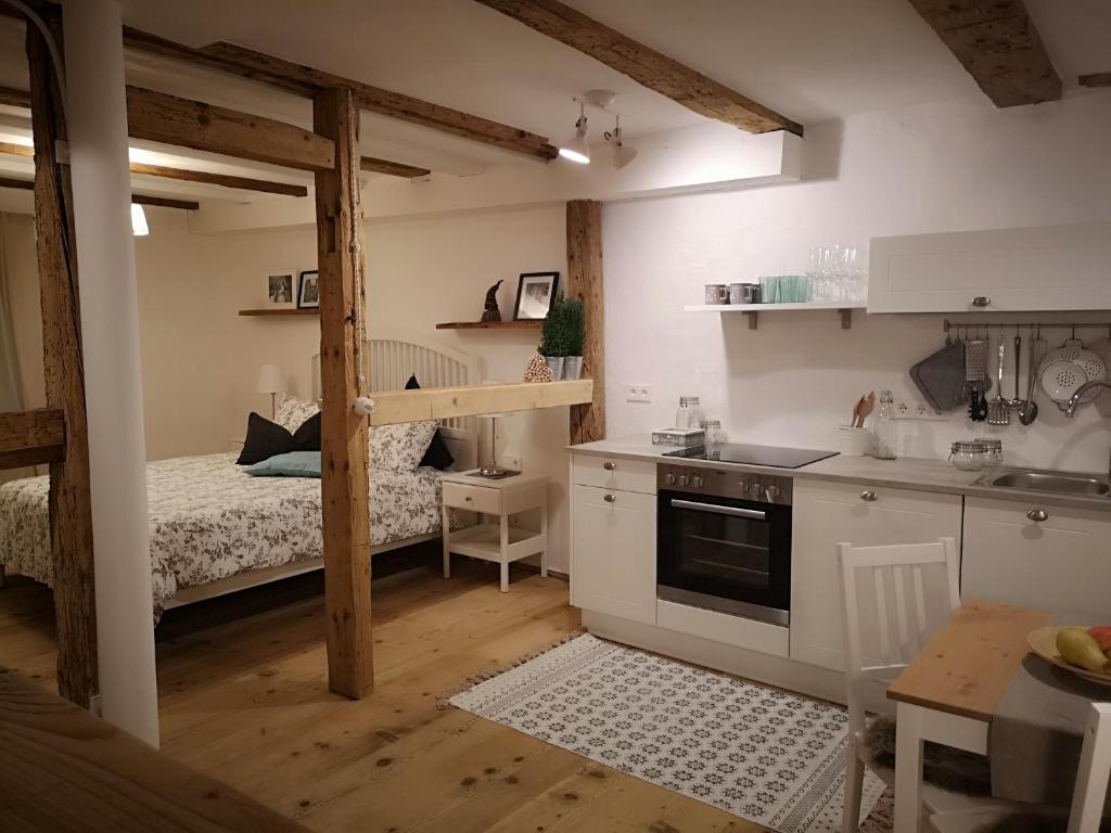 una piccola cucina con letto a castello in una camera di Space Nr. 11 a Merano