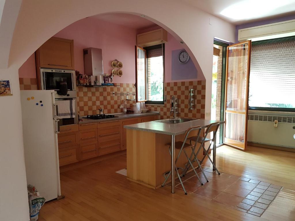 una cucina con arco al centro di Casa Mirella a Siena