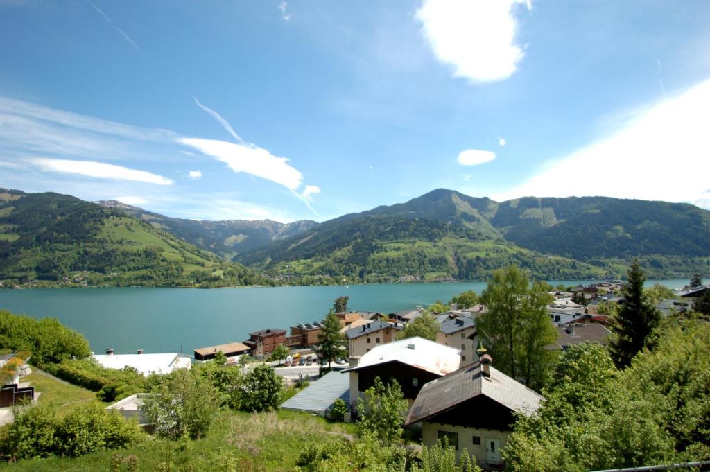 a town with a lake and mountains in the background at Appartementhaus LAKE VIEW by All in One Apartments in Zell am See