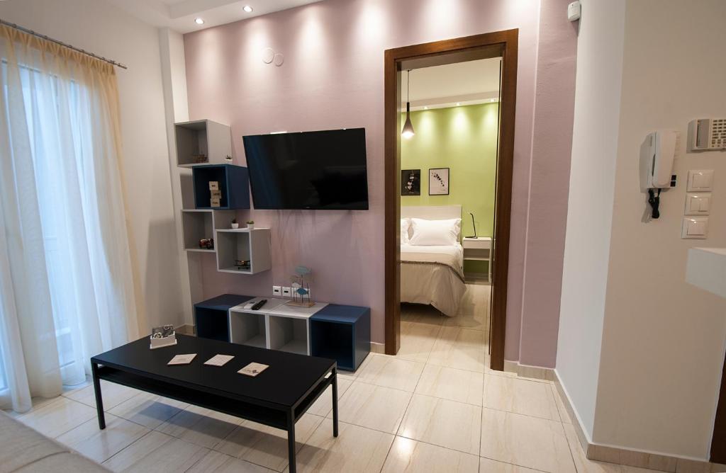 un salon avec une télévision et une chambre avec un lit dans l'établissement Smart living flat, Melenikou, à Thessalonique