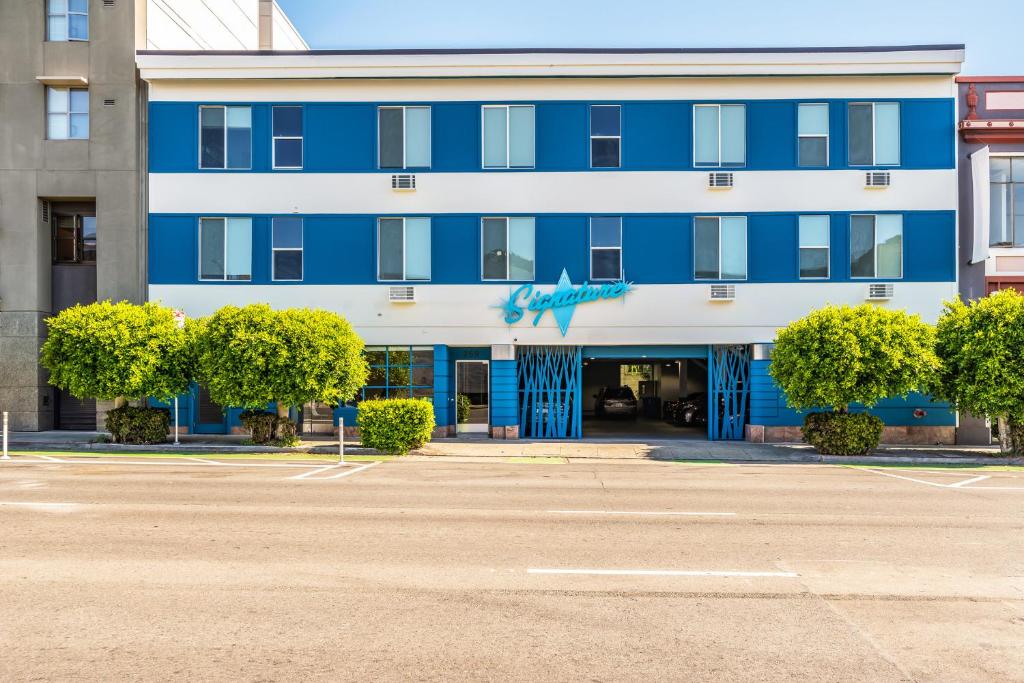 een blauw-wit gebouw met een parkeerplaats bij Signature San Francisco in San Francisco