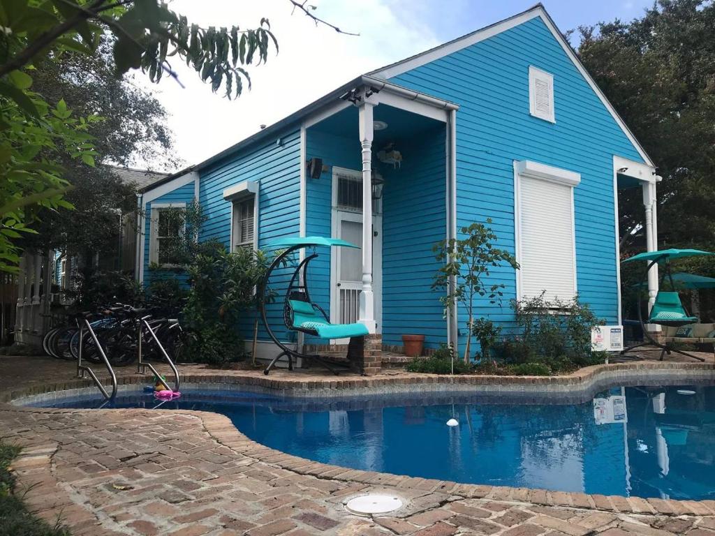 una casa azul con una piscina frente a ella en 7 Bedroom - Sleeps 14! Next to Bourbon Street en Nueva Orleans