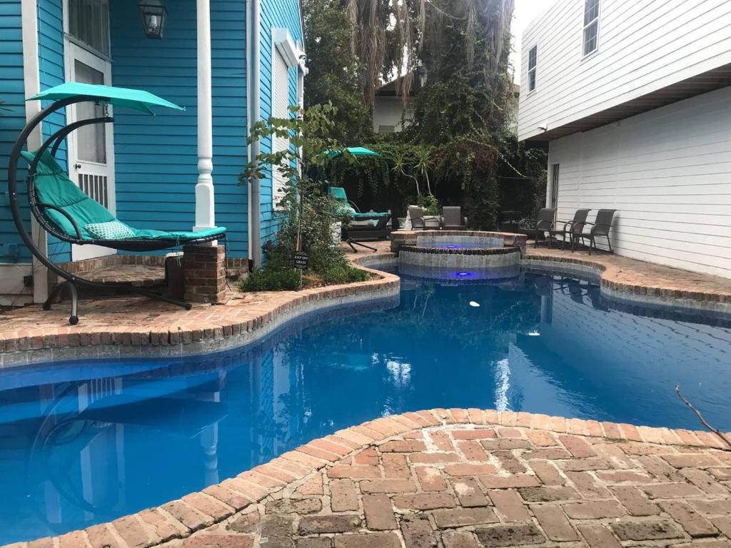 - une piscine en face d'une maison dans l'établissement 4 BR - Sleeps 8! Best location next to Bourbon Street!, à La Nouvelle-Orléans