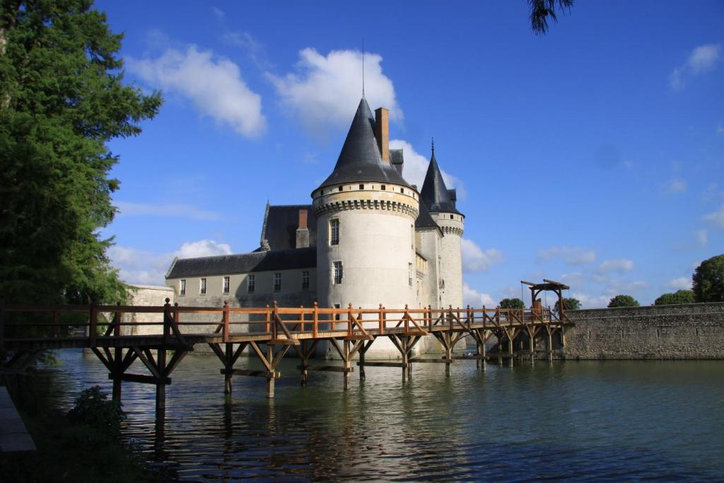 Gallery image of Hotel Henri IV in Sully-sur-Loire