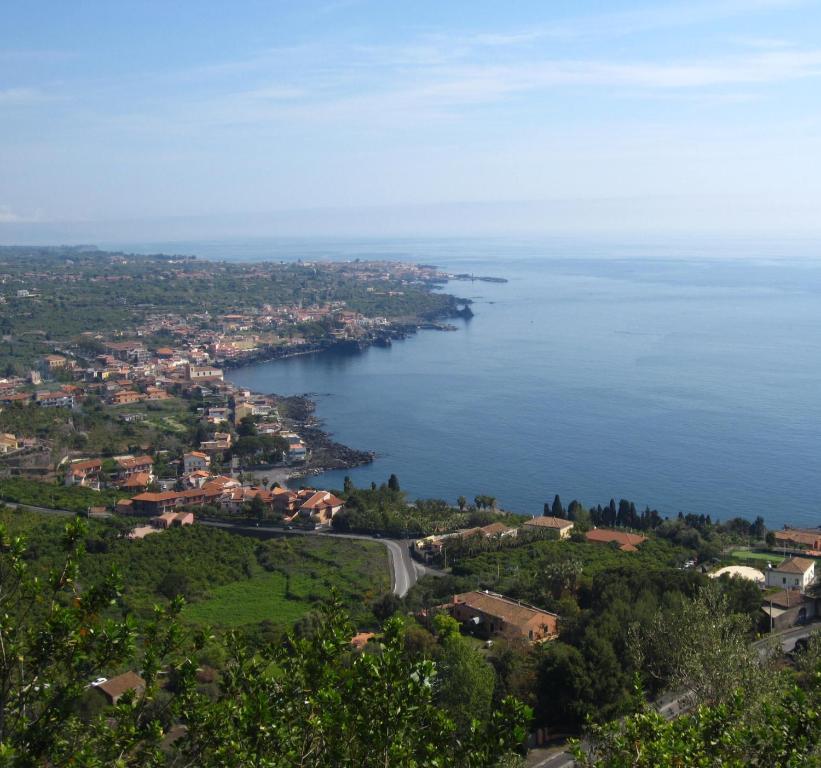 una vista aérea de una gran masa de agua en Grande Albergo Maugeri, en Acireale