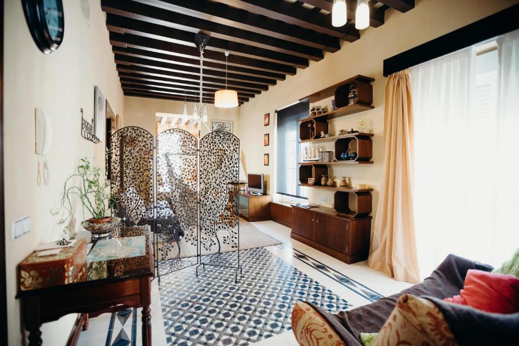 Loft del Arte في كاديز: غرفة معيشة مع أريكة وطاولة