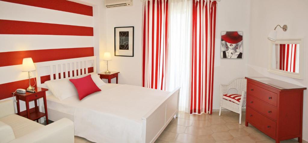 Кровать или кровати в номере Haris Hotel Apartments and Suites