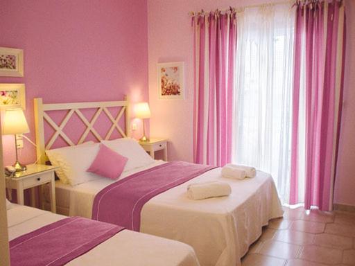 Кровать или кровати в номере Haris Hotel Apartments and Suites