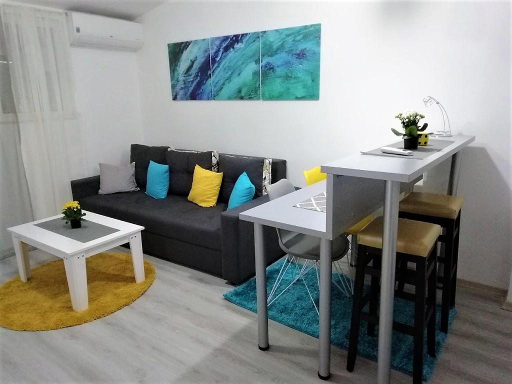 salon ze stołem i kanapą w obiekcie Apartment Stephanie Blue w Ochrydzie