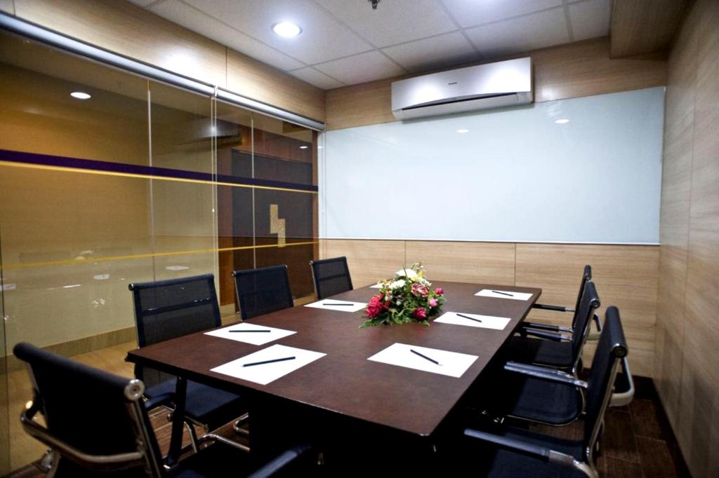 El área de trabajo o centro de convenciones de Goldberry Suites & Hotel Mactan