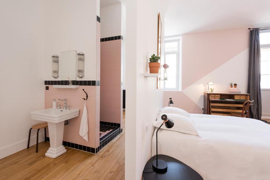 Ambronay的住宿－La Maison d'Ambronay，白色卧室设有水槽和一张床