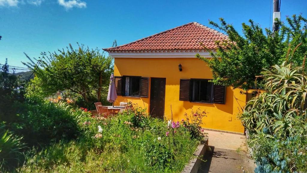 una casa amarilla con techo rojo en Casa Fátima Valle Gran Rey, en Valle Gran Rey