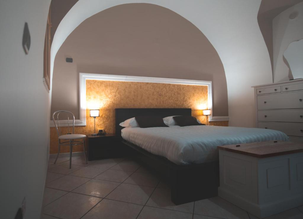 una camera con letto e parete ad arco di Il Vicolo - Affittacamere a Ruvo di Puglia