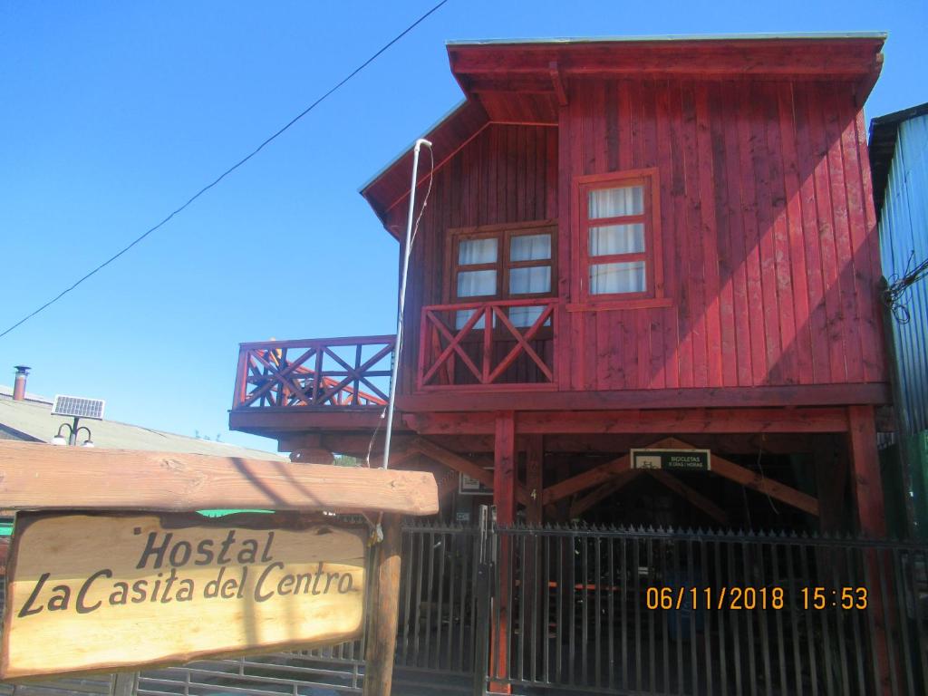 czerwony budynek z napisem przed nim w obiekcie Alojamientos La Casita del Centro w mieście Panguipulli