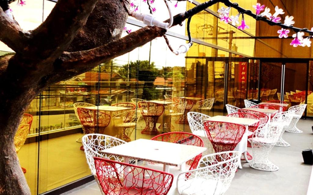 Un restaurante u otro lugar para comer en Goldberry Suites & Hotel Mactan