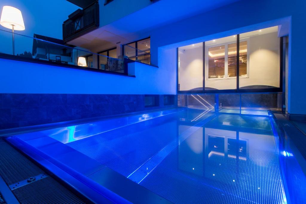 Bazén v ubytování Hotel Bergblick 4 Sterne Superior nebo v jeho okolí