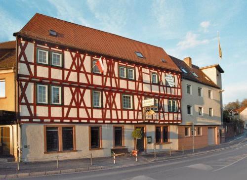 ein großes Gebäude an der Straßenseite in der Unterkunft Hotel Goldener Karpfen in Aschaffenburg