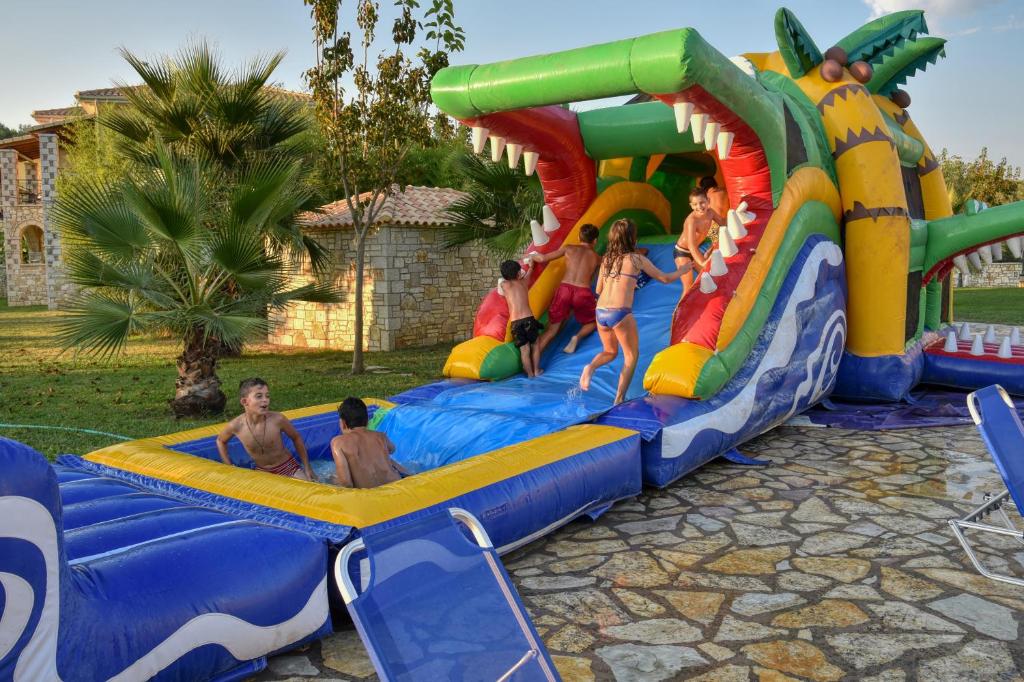 Herní místnost nebo prostor pro děti v ubytování Perdika Resort