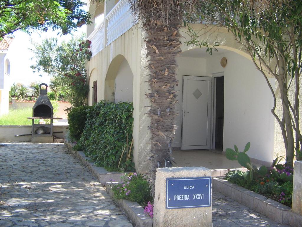 una señal frente a un edificio con una puerta en Apartments Palma, en Vir