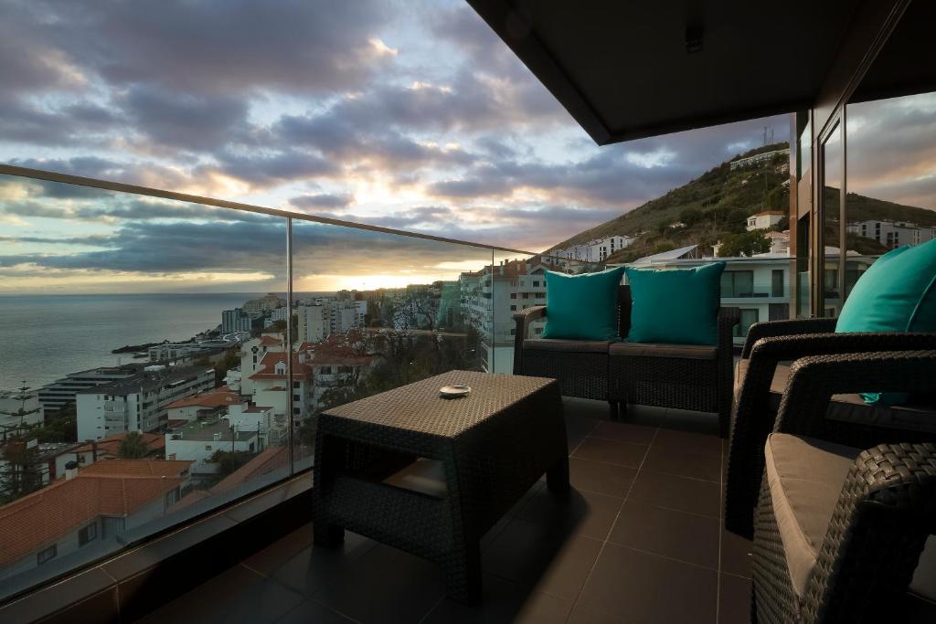 balkon ze stołem i widokiem na ocean w obiekcie VILLA PARADISE - Modern and Sophisticated w Funchal